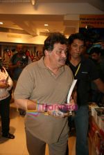 Rishi Kapoor at Awara book launch in Crossword on 12th Dec 2009 (3).JPG